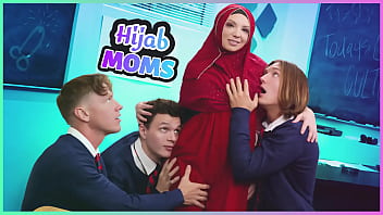 Gadis Berhijab Yang Taat Melayani Tiga Pria Sekaligus Dengan Penuh Gairah