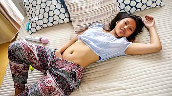 Perburuan Puncak Kenikmatan – May Thai, Gadis Asia Seksi, Meraih Klimaks Erotis Dengan Getaran Vibrator