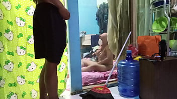 Menggoda Istri Kakak Yang Lagi Asyik Menggeliatkan Tubuh