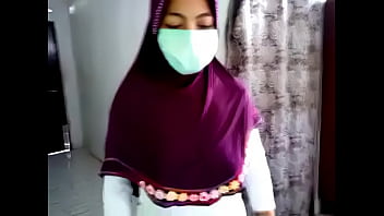 Jilbab Ketat Menggoda, Lekuk Tubuh Terlihat Jelas