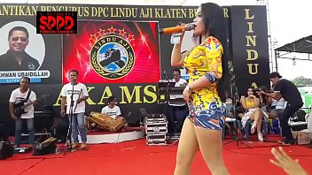 Sintya Riske Menggoyang Panggung Dengan Tarian Erotis Yang Menggoda Dan Liar
