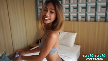 Tuktuk Patrol Bangkok: Cewek Thailand Seksi Tersesak Penuh Kontol