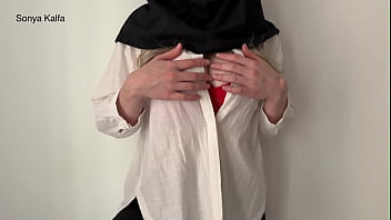 Sekretaris Berhijab Yang Seksi Menggoyang Bos Untuk Naik Gaji