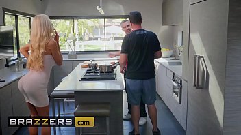 Kisah Nyata Istri – Courtney Taylor Dan Keiran Lee – Courtney Memberikan Bantuan Tangan Yang Menggoda – Brazzers