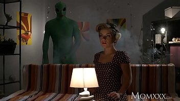 Ibu Rumah Tangga Kesepian Digoyang Habis-habisan Oleh Alien Saat Halloween