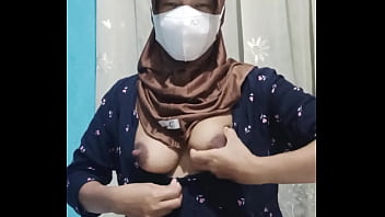 Mahasiswi Berhijab Cantik Itu Merintih Nikmat Saat Mengocok Memeknya Sendiri Di Rumah Yang Sepi