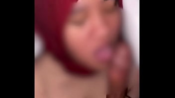 Gadis Berjilbab Merah Tersiksa Memek Sempitnya Dihajar Kontol Besar