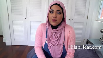 Adik Tiri Arab Montok Menggodaku Dengan Hummus Demi Kenikmatan Ranjang
