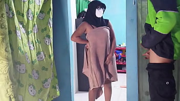 Tukang Gojek Kaget Lihat Aku Lagi Asyik Main Jari