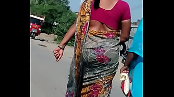 Gadis Seksi Dengan Pantat Panas Bergoyang Dalam Balutan Saree