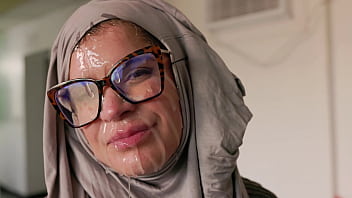 Perempuan Berhijab Cosplay – Wajah Milf Amerika Dihujani Sperma