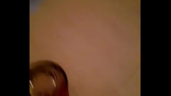 骚货母狗戴肛塞栓狗链跪地爬行 满身淫语求操干