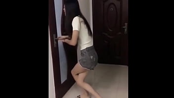 Gadis Tiongoks Sangat Mendesak Untuk Kencing
