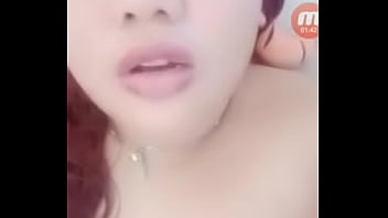 Gadis Indonesia Panas Memamerkan Payudara Besar Dan Menggoda Sambil Masturbasi
