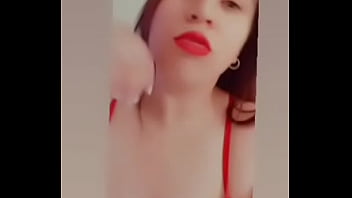 عاهرة عربية ساخنة تغني باستهتار: من سيلهق طيزي النارية؟