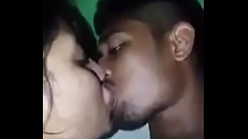 Gadis Desi Menggoda Dengan Ciuman Panas