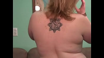 Gadis Montok Membungkuk Memperlihatkan Pantat Dan Payudara Montoknya Yang Menggoda