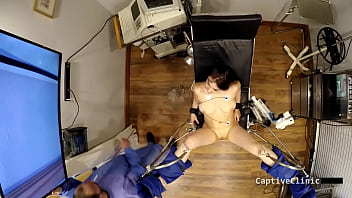Sosok Seksi Mina Moon Menggoda Di Balik Siccos