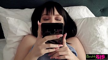 Kau Yang Kirim Foto Kontol Ini? Adik Tiriku Langsung Ngesex Setelah Lihat Foto Kontol Kakak Tirinya