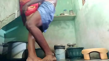 Tante Desi Digoyang Keras Di Kamar Mandi
