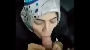 Tante Berjilbab Yang Pandai Mengulum