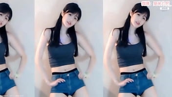 Em Gái Trung Mặc Váy Ngắn Cưỡn Lắc Mông Câu Dẫn Anh Em