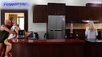 Hampir Ketahuan Ngentot Anal Dan Dikrempi Di Pantat, Sementara Ibu Mertua Masak Sarapan Di Dekat Situ