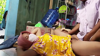 Digoda Ibu Tiri Untuk Ngentot Sebelum Berangkat Sekolah