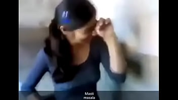 Gadis Desi Seksi Melepas Pakaian Dengan Penuh Gairah