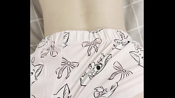 Kakak Tiri Berpantat Besar Menyiram Adik Tirinya Lalu Dihardiki