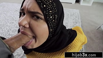Adik Tiri Berhijab Yang Panas Menggoda Menggila Dengan Kontol Besar Kakak Tirinya Demi Uang