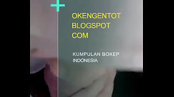 Hijab Melayu Yang Menggoda, Membelai Tubuh Seksi Dan Menampilkan Lekuk Tubuh Yang Memikat