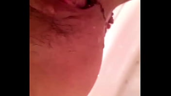 Istri Tionghoa Mengencingi Saluran Kencing Dengan Deras