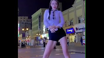 Gadis Cina Genit Menggoyang Tubuh Seksi Di Depan Umum Di Douyin