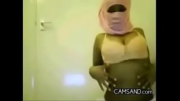Gadis Arab Bergairah Dengan Hijab Yang Menggoda