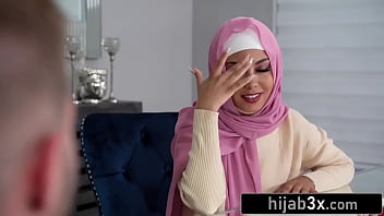 Gadis Muslim Mungil Berhijab Bergairah Dalam Bercinta