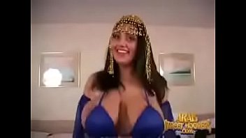 Gadis Arab Dewasa Yang Menggoda Dengan Tubuh Seksi Dan Penuh Gairah