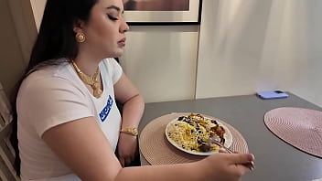 Adik Tiri Turki Bergoyang Pantat Besarnya Digoyang Kakak Tiri Usai Makan Siang – Video Amatir Panas