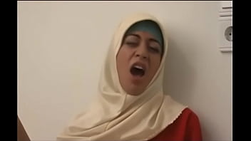 Gadis Arab Berhijab Dengan Gaya Yang Menggoda