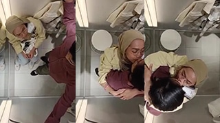 Ciuman Bergairah Dengan Pacar Berhijab Di Kamar Ganti