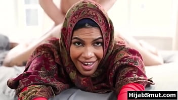 Kakak Tiri Mengajari Adik Tiri Perawan Muslim Cara Bercinta