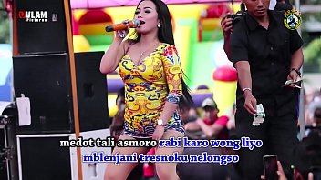 Tarian Erotis Indonesia – Dua Penyanyi Cantik Menggoyang Panggung Dikelilingi Banyak Lelaki