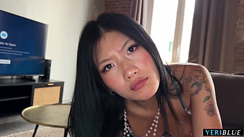 Kaget, Dia Nangkap Adik Tirinya Yang Cantik Lagi Kirim Foto Bugil!