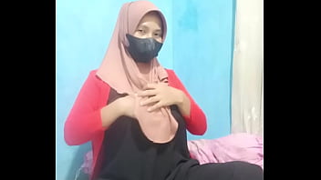 Gadis Berhijab Menggoda, Menggila Dengan Dildo Hingga Klimaks Mengguncang