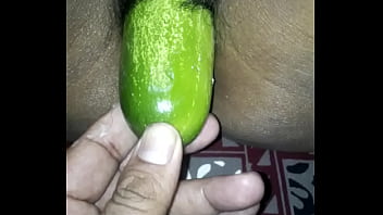 Istri Desi Yang Menggoda Sedang Melahap Mentimun Dengan Penuh Nafsu
