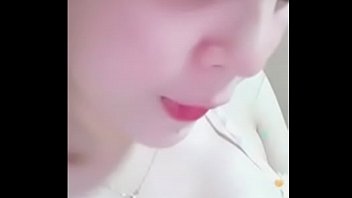 Gadis Asia Menggoda Dan Memperlihatkan Putingnya Di Bigo Live