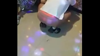 Pemerkosaan Di Ruang Karaoke: Gadis Cantik Melepas Celana Dalam Dan Menggoda