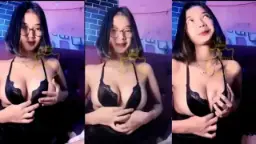 Gadis Berkacamata Seksi Menggoda Dengan Lingerie Panas