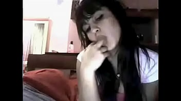 Gadis Turki Gamze Menjilati Tangan Dengan Nafsu Yang Membara