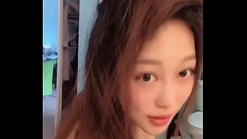 Model Tiongkok Mandi Dengan Goyang Menggoda